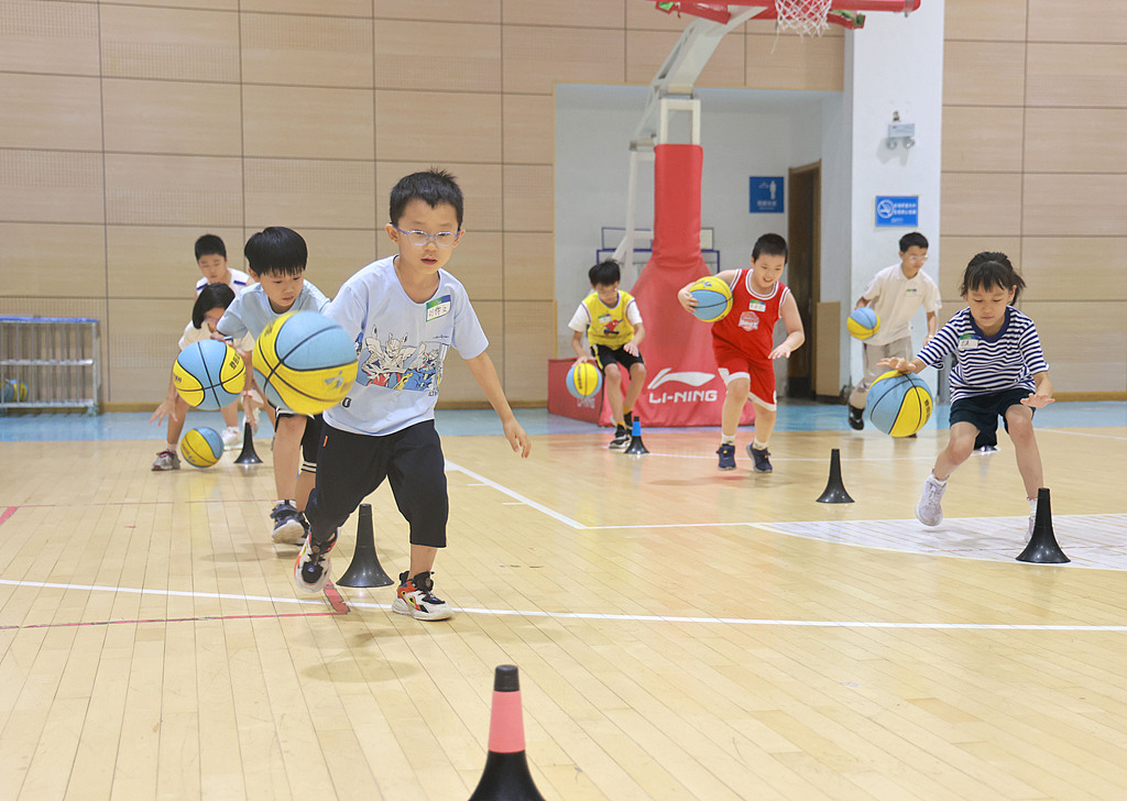 儿童暑期参, 加公益篮球