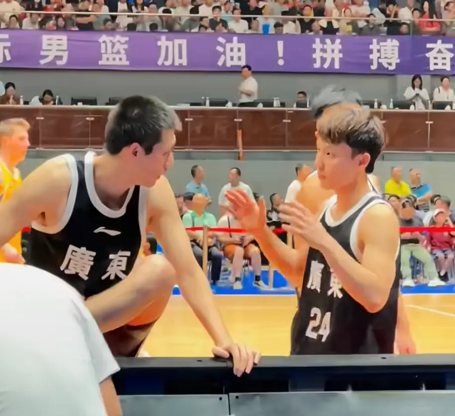 择一塌糊涂, 的跑位灵活, 持球也不行